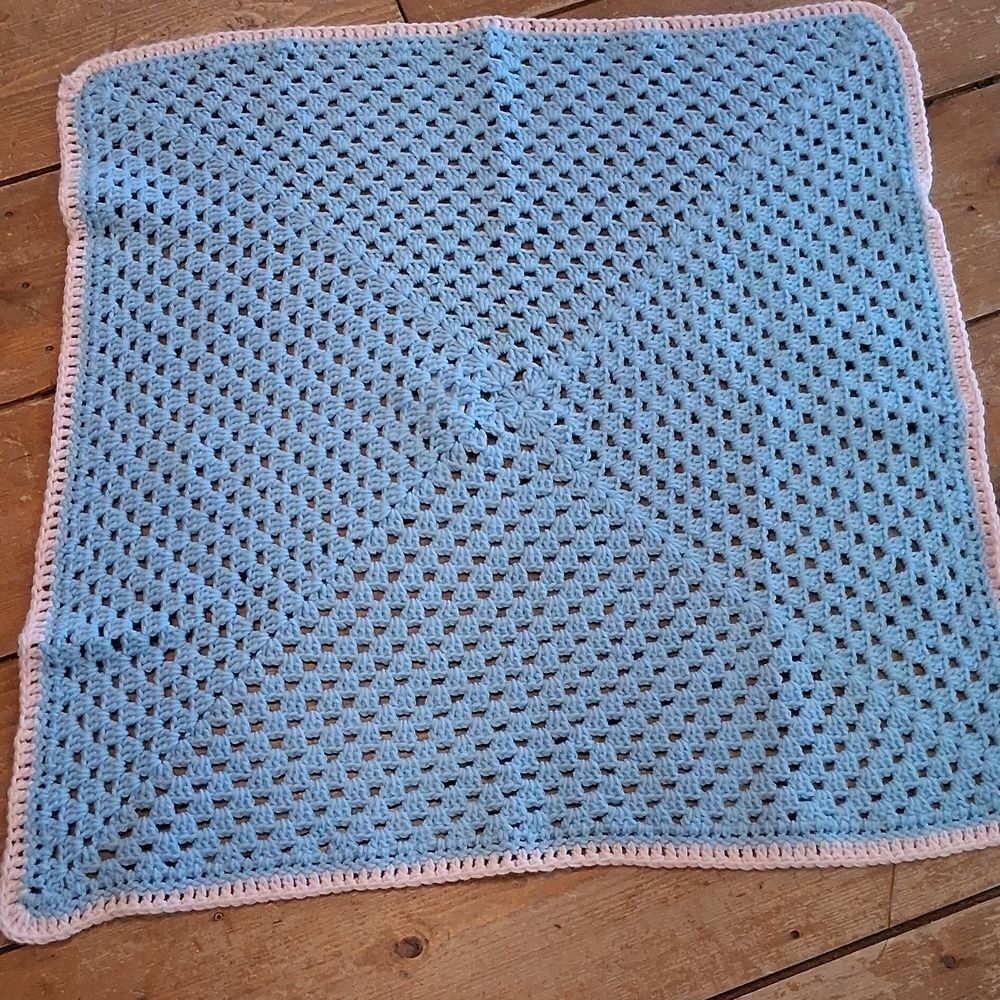 Vintage Hand made  crocheted  blue with‎ pink trim blanket